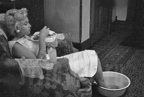 Мэрилин Монро принмает ванну для ног